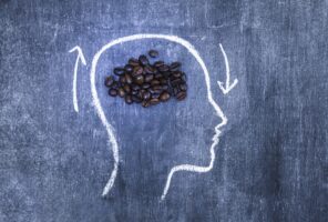 Πώς η καφεΐνη επηρεάζει την γνωστική απόδοση στην εργασία μας; Η νέα μελέτη που ανατρέπει τα δεδομένα