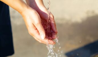 Επιστήμονας ανακάλυψε το αρχαιότερο νερό στη Γη και το… ήπιε