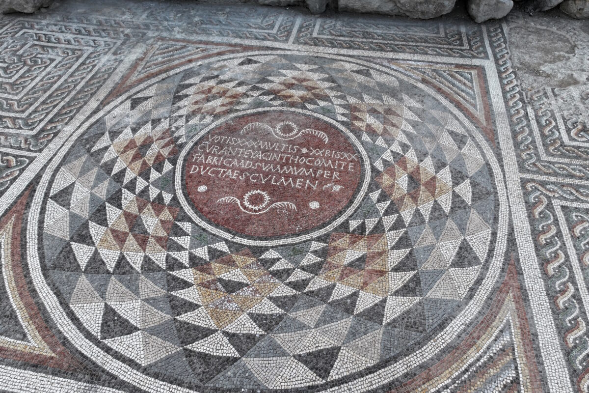 Αποκαλύφθηκε τεράστιο αρχαίο ψηφιδωτό - Η μυστηριώδης ελληνική επιγραφή