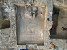Αρχαιολόγοι ανακάλυψαν μυστηριώδες ψηφιδωτό – Πρόκειται για τόπο λατρείας αρχαίου Έλληνα Θεού