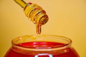 Μέλι: Τα 4 οφέλη για την καρδιά, την μνήμη και τα εγκαύματα – Ποιοι δεν πρέπει να τρώνε