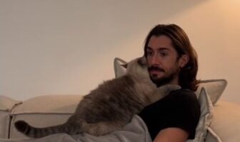 Αξιολάτρευτο βίντεο: Γάτα δεν σέβεται τον προσωπικό χώρο του μπαμπά της – «Θέλω αυτό το πρόβλημα»