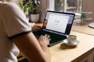 H Google αποκάλυψε άγνωστα hack για τις online αγορές σας – Τι είναι και πού θα βρείτε το «κρυφό κουμπί» του Chrome