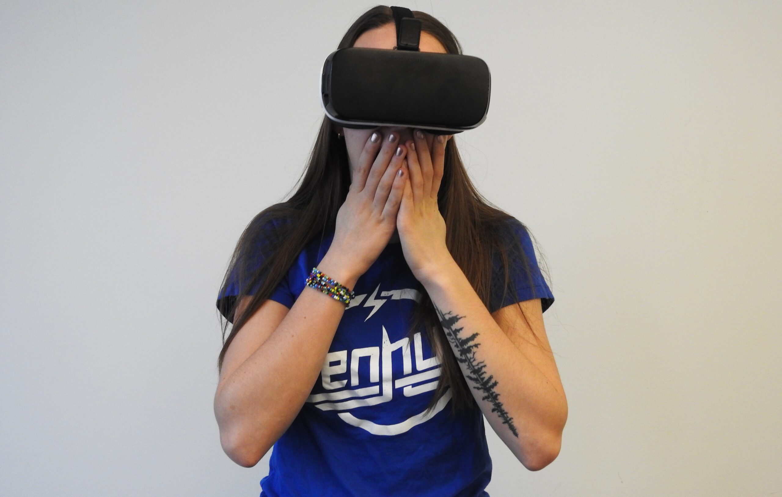 VR headset metaverse κορίτσι