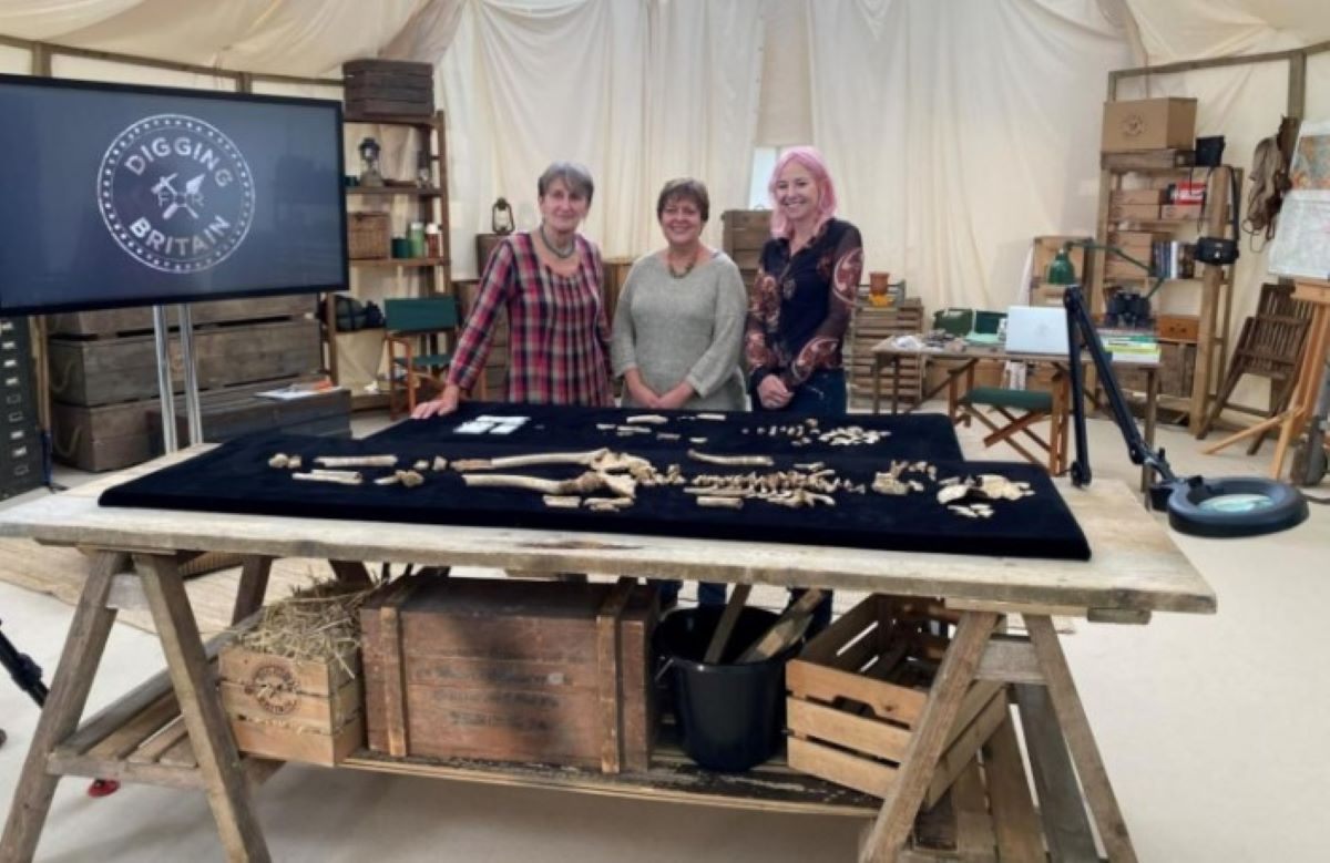 Η καθηγήτρια Alice Roberts με τους οστεολόγους Jacqueline McKinley και Ceri Boston από τη σκηνή του Wessex Archaeology όπου συγκεντρώνονταν τα ευρήματα του νεκροταφείου.