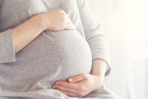Περίπου μία στις δέκα έγκυες που νόσησαν με κορονοϊό μπορεί να αναπτύξει long Covid – Τι έδειξε νέα έρευνα