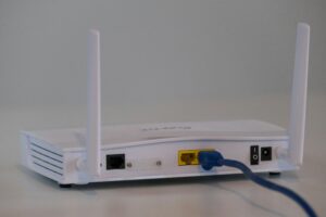 Πώς να επεκτείνετε την εμβέλεια του Wi-Fi σας χρησιμοποιώντας ένα δεύτερο router