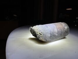 Mυστηριώδες μεταλλικό αντικείμενο έπεσε σε σπίτι – Έρευνα από την NASA