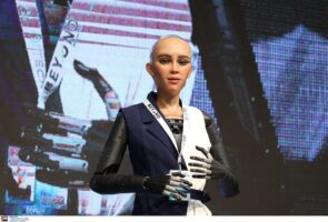 Θεσσαλονίκη: Επικές ατάκες από το ρομπότ Sophia στην έκθεση Beyond – «Γεια σου Τζίτζι, σαν την Χαλκιδική δεν έχει» – ΒΙΝΤΕΟ