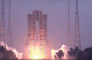 Κίνα: Εκτοξεύτηκε το διαστημόπλοιο Chang’e 6 – Θα συλλέξει δείγματα από τη σκοτεινή πλευρά της Σελήνης
