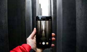 Η Samsung αποκαλύπτει ένα μυστικό κόλπο για επιπλέον διάρκεια ζωής της μπαταρίας του κινητού – Οι αλλαγές στις ρυθμίσεις που πρέπει να κάνετε