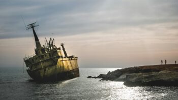 Τι σημαίνει «SOS» που εκπέμπουν τα πλοία που βρίσκονται σε κίνδυνο