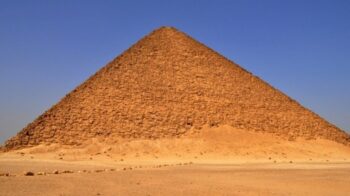 Εντυπωσιακό βίντεο: TikToker μπήκε στην Κόκκινη Πυραμίδα της Αιγύπτου και εξερεύνησε τα κρυφά δωμάτιά της