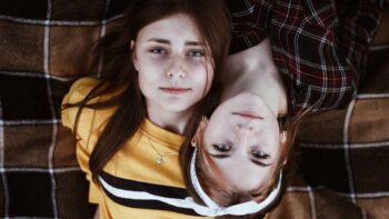 Aδελφές νόμιζαν ότι ένα φάντασμα ζούσε στο σπίτι τους – Η αλήθεια ήταν πολύ πιο τρομακτική