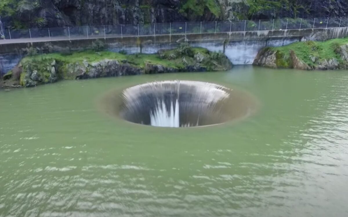 Τρύπα σε λίμνη