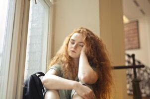 Τα 3 ζώδια που δυσκολεύονται να μοιραστούν τα πραγματικά τους συναισθήματα με τους άλλους – «Χάνονται στις σκέψεις τους»