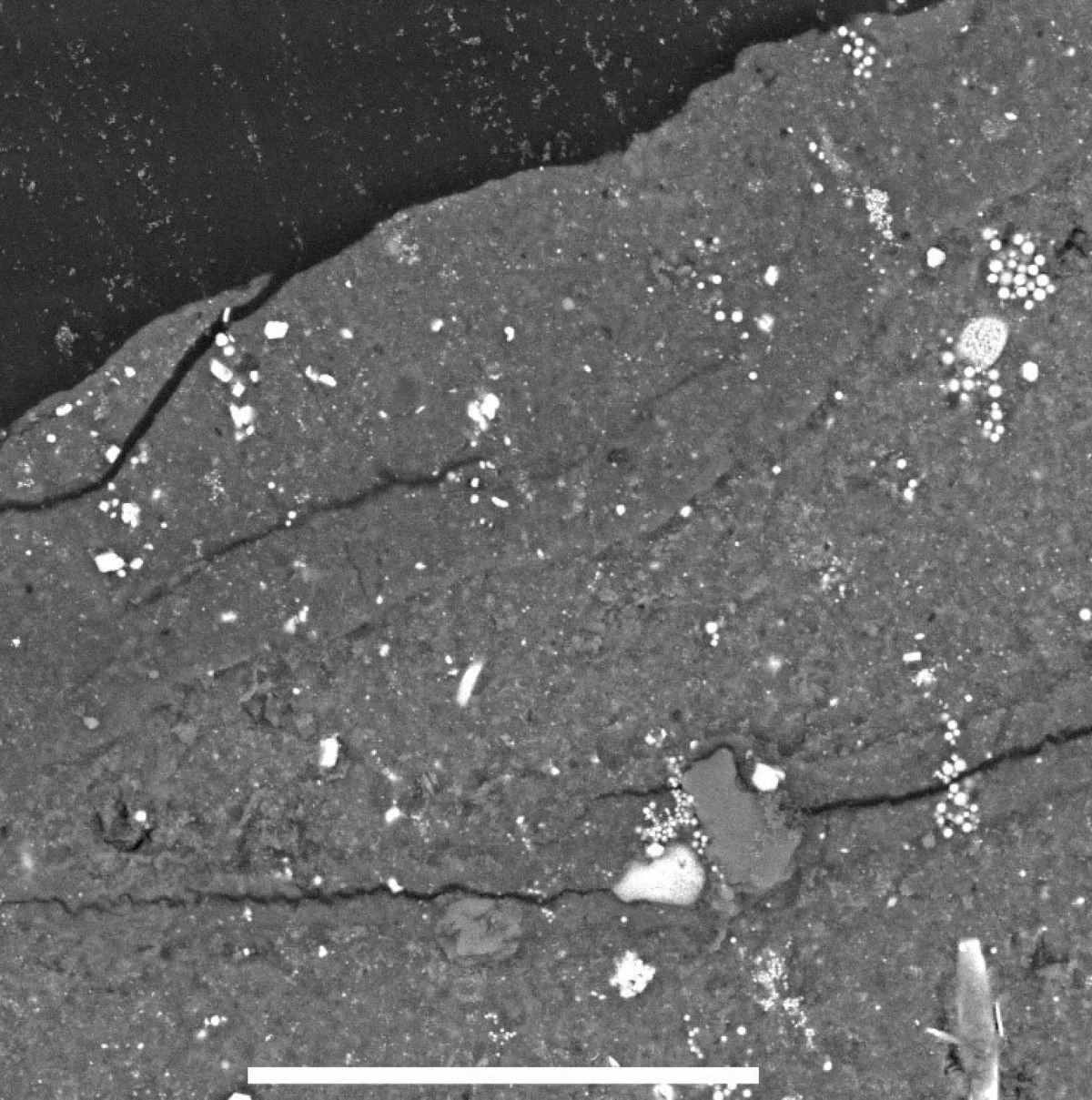Σάρωση με μικροσκόπιο των ρωγμών στον Ryugu. μήκους. Πηγή: Imperial"