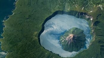 Οπτική… ψευδαίσθηση από το Διάστημα: «Λίμνη από σύννεφα» εμφανίστηκε ανάμεσα σε ηφαίστεια – Η αλήθεια για το σπάνιο φαινόμενο