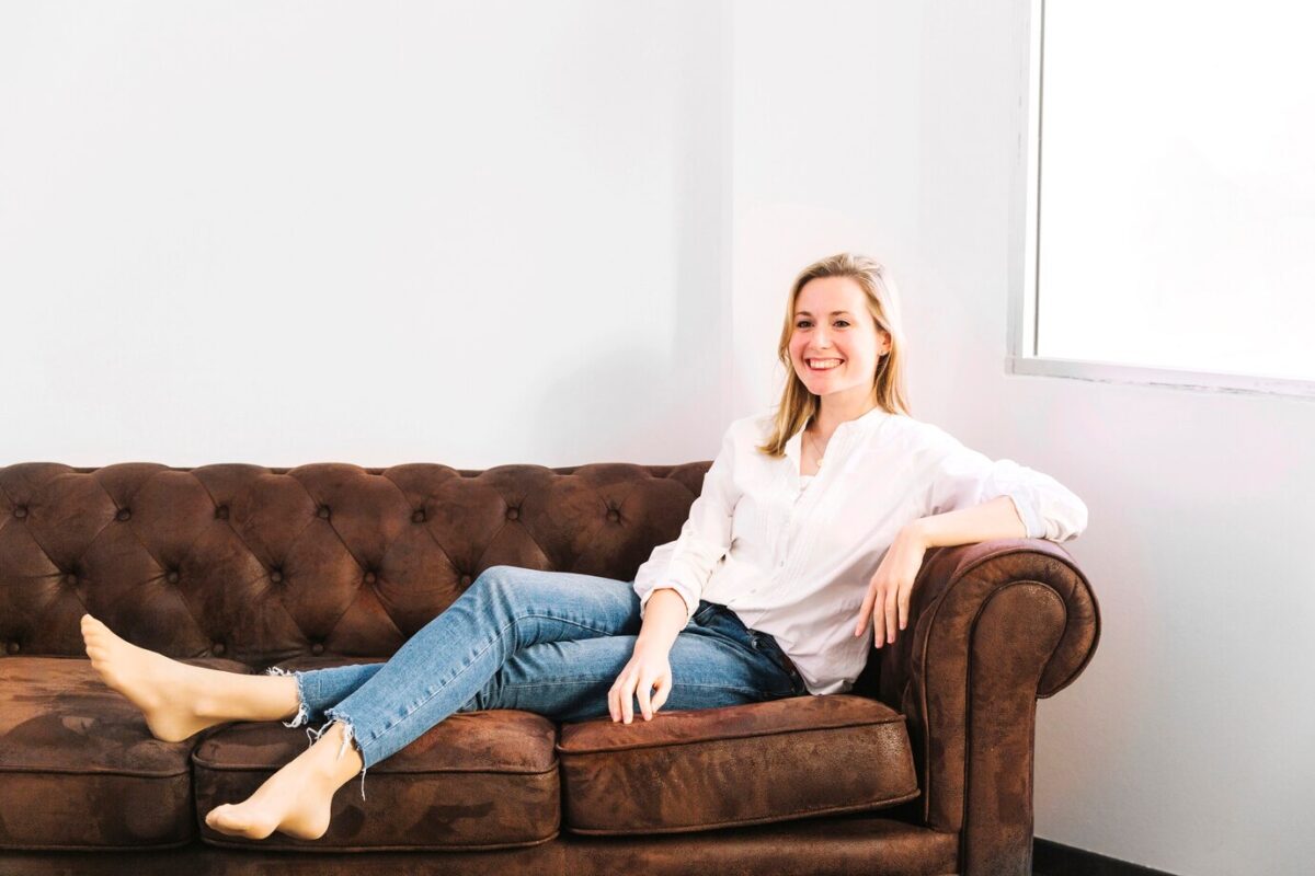 Γυναίκα καναπές