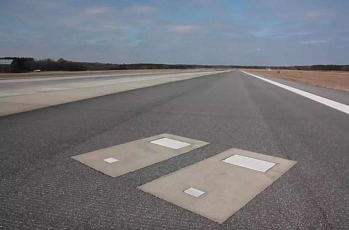 Μυστήριο με τάφους κάτω από πίστα αεροδρομίου - Ο περίεργος λόγος για τον οποίο δύο άνθρωποι είναι θαμμένοι εκεί