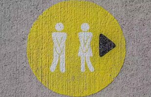 Πρέπει να πάτε «προληπτικά» στην τουαλέτα πριν φύγετε από το σπίτι; Τι απαντούν οι ειδικοί