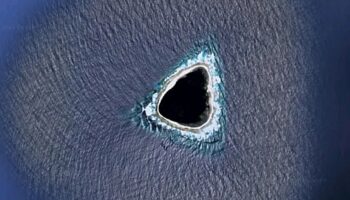 Mυστηριώδης «μαύρη τρύπα» εμφανίστηκε στον Ειρηνικό Ωκεανό και πυροδότησε θεωρίες συνωμοσίας στο διαδίκτυο