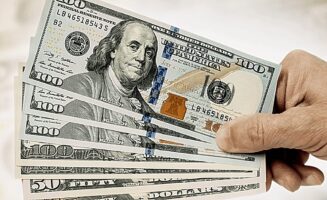 Άνδρας κέρδισε 10 χιλιάδες δολάρια στο λαχείο στα γενέθλια της συζύγου του