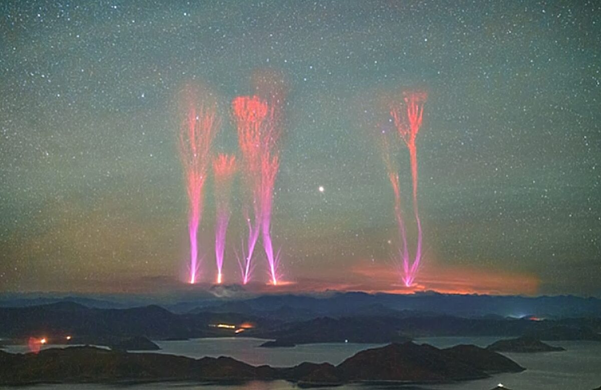 κόκκινοι κεραυνοί, κόκκινες αστραπές