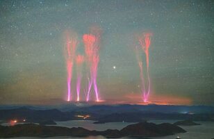 Αποκαλύπτοντας τις μυστηριώδεις κόκκινες «αστραπές» πάνω από τα Ιμαλάια – Πώς προκαλούνται;