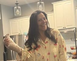 Γυναίκα γλίτωσε από σοβαρό πρόβλημα υγείας λόγω του μηνιαίου μανικιούρ της – Το σημάδι στα νύχια που την ανησύχησε