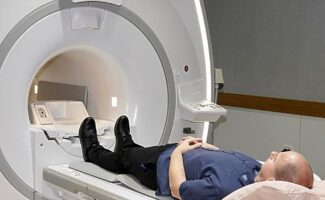 MRI: Οι μαγνητικές τομογραφίες προκαλούν τον σχηματισμό ενός επικίνδυνου υλικού μέσα στο σώμα μας – Τι εντόπισαν οι επιστήμονες