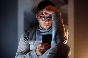 Μία ώρα «doomscrolling» στο κρεβάτι μπορεί να έχει καταστροφικές συνέπειες για την υγεία σας