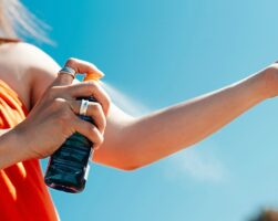 Τρομοκρατημένοι ειδικοί προειδοποιούν για τη χρήση λαδιού μαγειρικής ως επιταχυντή μαυρίσματος – Κι όμως κάποιοι το κάνουν