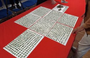 Άνδρας ανακάλυψε έναν θησαυρό με νομισμάτα ανεκτίμητης αξίας ενώ έκανε περίπατο στη φύση