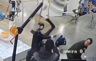 Βίντεο-σοκ: Ρομπότ επιτέθηκε στους χειριστές του – Ήταν σε κατάσταση μανίας και προσπάθησε να σπάσει τα δεσμά του