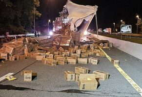 Αυτοκινητόδρομος στις ΗΠΑ γέμισε με M&M’s έπειτα από σύγκρουση φορτηγών – ΒΙΝΤΕΟ