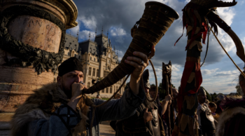 Λάτρεις της Ιστορίας να αναπαριστούν αρχαίες ρωμαϊκές μάχες στη Ρουμανία – Δείτε εικόνες