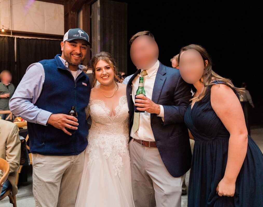 Νύφη γνώρισε έναν άνδρα στο μπάτσελόρ της, τον κάλεσε στον γάμο της και τελικά τον παντρεύτηκε λίγα χρόνια αργότερα