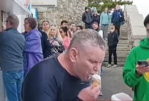 Άνδρας επιχείρησε να καταρρίψει το παγκόσμιο ρεκόρ κατανάλωσης παγωτού σε χωνάκι – Τα κατάφερε; – ΒΙΝΤΕΟ