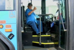 Οδηγός λεωφορείου ανακηρύχθηκε ο γηραιότερος στον κόσμο στα 95 του χρόνια – ΒΙΝΤΕΟ