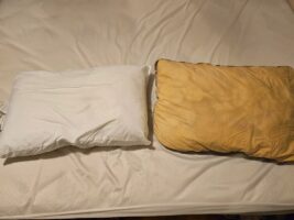 Η αηδιαστική αλήθεια πίσω από το «κίτρινο μαξιλάρι» που προκάλεσε διαδικτυακή συζήτηση