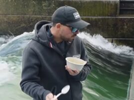 Σέρφερ έμεινε πάνω στη σανίδα του για πάνω από 8 ώρες και κατέρριψε ρεκόρ Guinness – ΒΙΝΤΕΟ