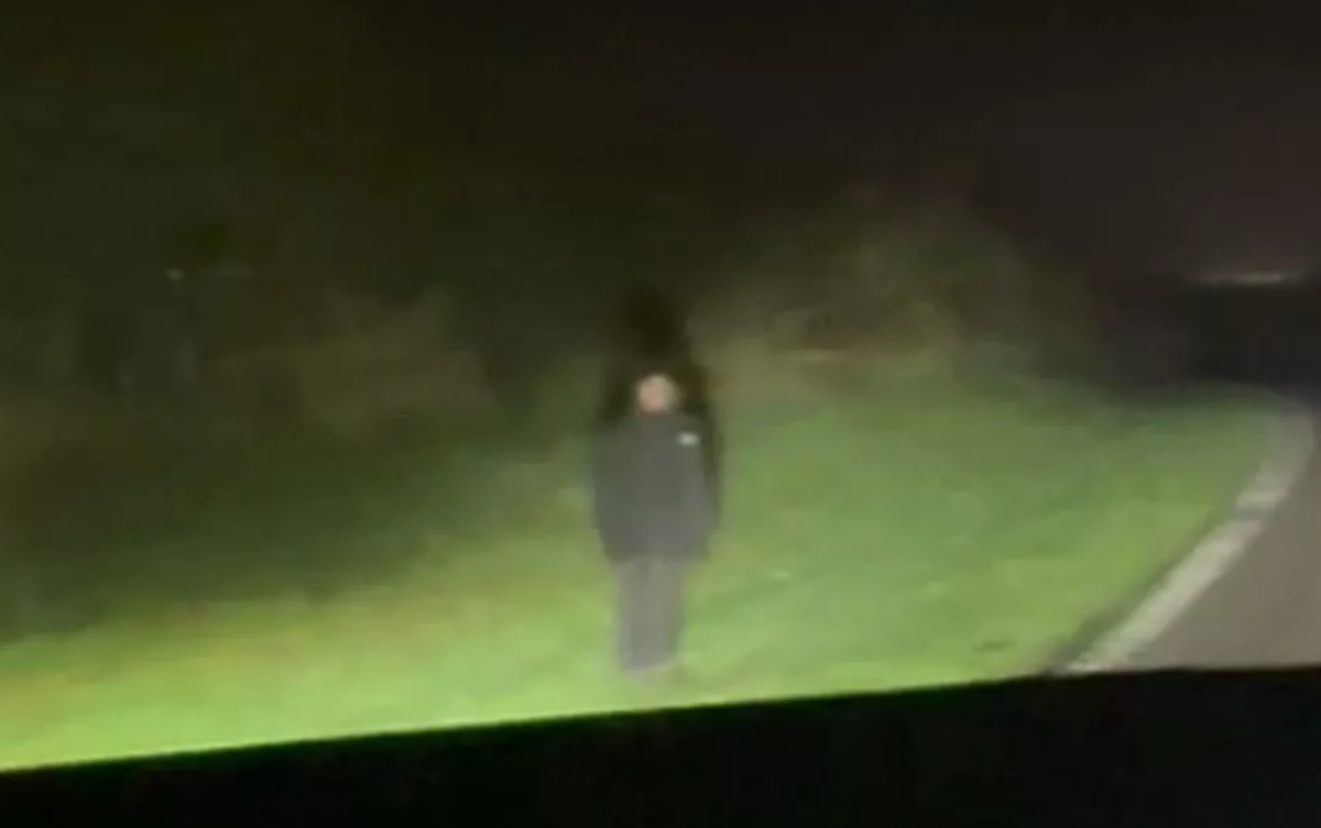 Ανατριχιαστική φιγούρα με κεφάλι που κινείται τρομάζει οδηγούς