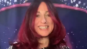 Γυναίκα που ισχυρίζεται ότι είναι εξωγήινη παρουσιάζει «τρομακτικές αποδείξεις» για την καταγωγή της