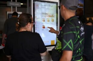 Ειδικός εξηγεί την κρυφή ψυχολογία πίσω από τα κιόσκια των McDonald’s