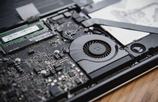 Η έλλειψη RAM εκτοξεύει τις τιμές και επηρεάζει κάθε είδος συσκευής – Τι να περιμένουν οι καταναλωτές