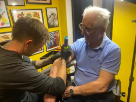 Ένας 90χρονος έκανε το πρώτο του τατουάζ για τα γενέθλιά του και έγινε viral