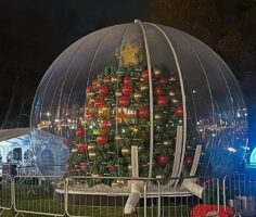 Ξενοδοχείο στόλισε χριστουγεννιάτικο δέντρο με 100.000 μπαλόνια  – ΒΙΝΤΕΟ