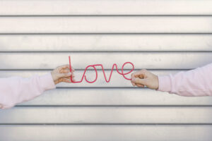 Είναι έξυπνη κίνηση να έχεις σχέση με το ίδιο ζώδιο;  Τα πλεονεκτήματα και τα μειονεκτήματα