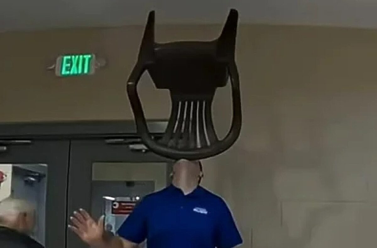 Άνδρας ισορρόπησε μία καρέκλα στο πηγούνι του για 1 ώρα και 20 λεπτά – Νέο ρεκόρ Guinness – ΒΙΝΤΕΟ